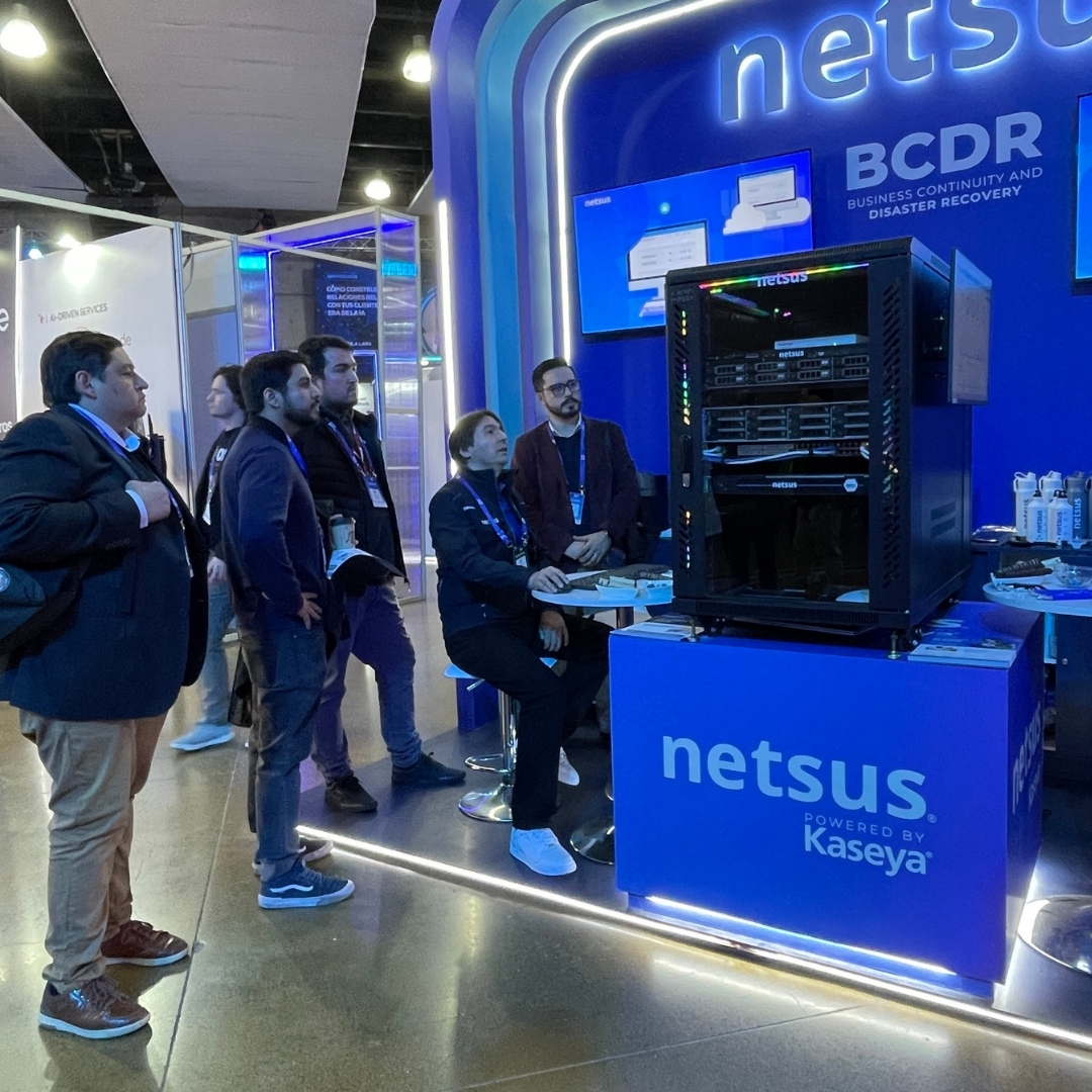 Conversación con visitantes en el stand de Netsus